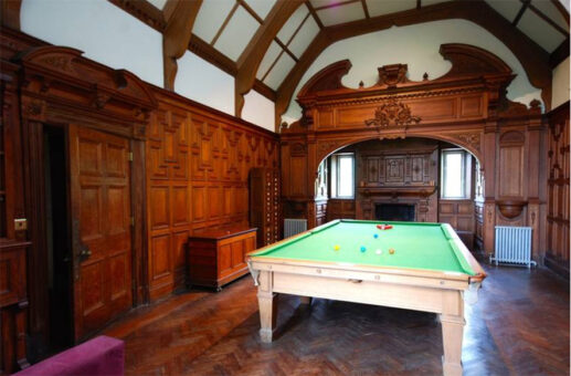 Plas Dinam snooker room
